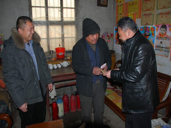 2011年1月，鑫琦公司为大束镇小洪村贫困家庭送去了慰问金
