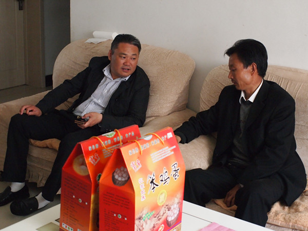 2012.4.22-书记看望宋长宝夫妇.jpg