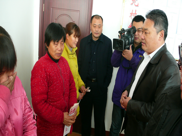 2010年12月，援助郭里镇因病致贫的4户困难家庭