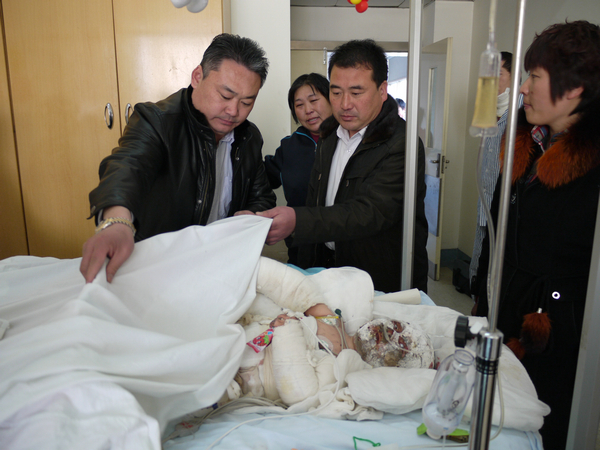 2011.1.14-2011年1月14日，救助田黄镇遭受火灾的家庭.jpg