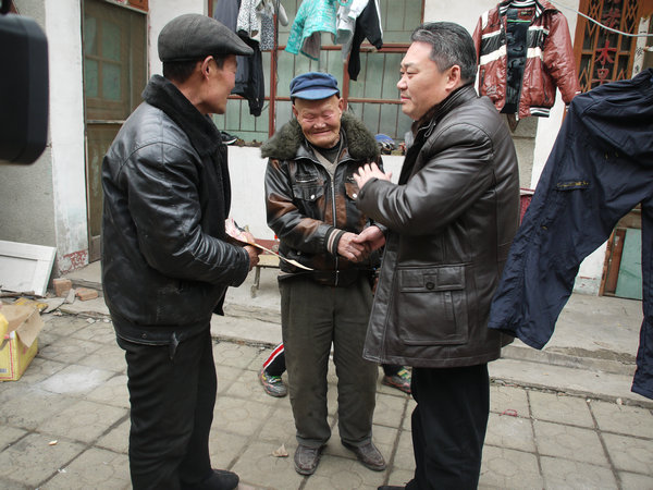 2012.1.21-2012年1月21日，赴结对帮扶村庄进行救助活动.jpg