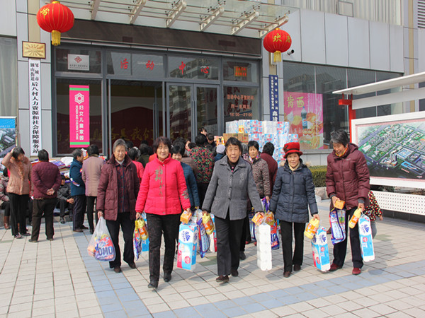 为村民发放节日福利
