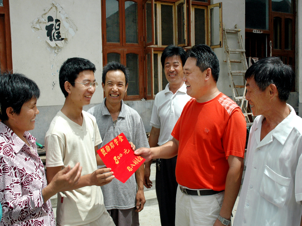 2006年7月，为考入大学的学生发放奖学金