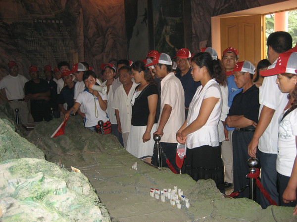 2011.6.25-2007-2007年，组织村民集体赴红旗渠参观学习.jpg