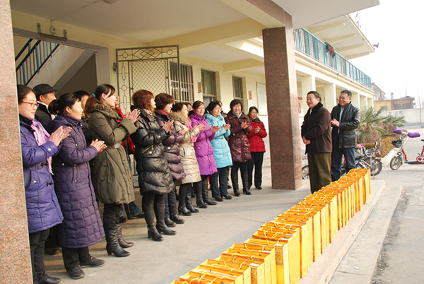 为前八小学教师发礼品
