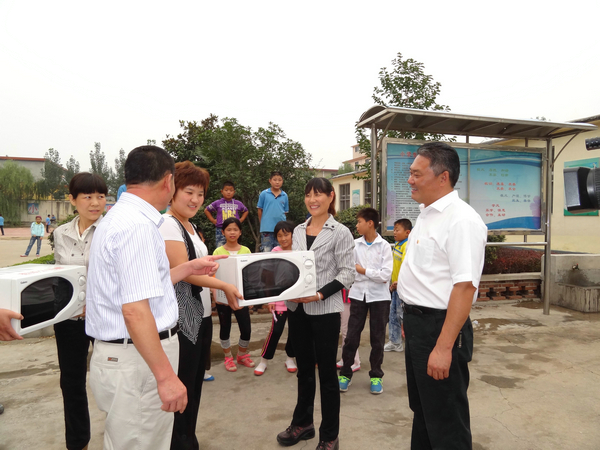 2011年9月9日，给前八小学教师送去节日的祝福
