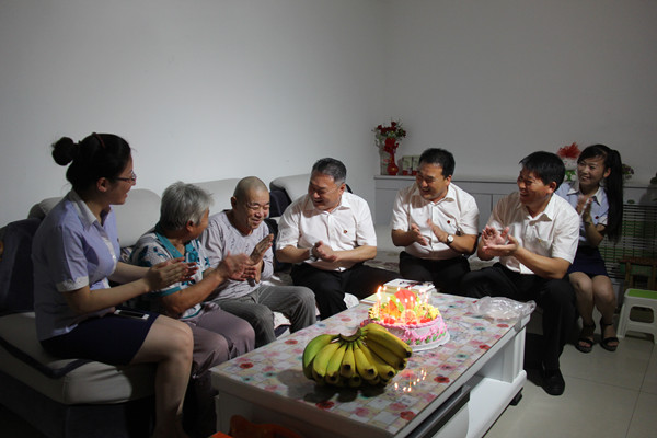 2给行动不便老党员送蛋糕.JPG