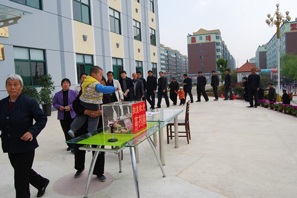 2010年4月，全体村民为玉树地震中受难群众捐款