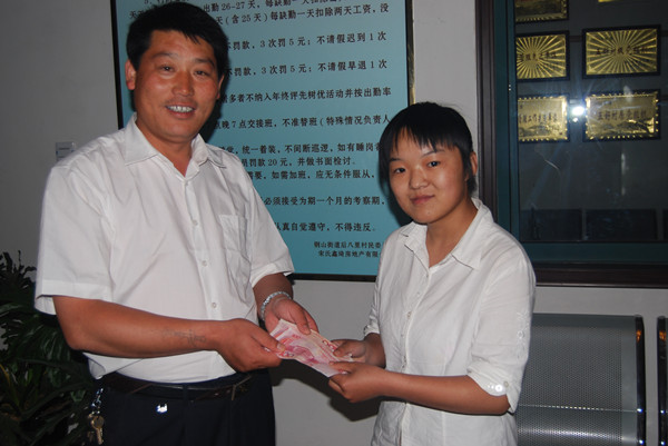 2008年9月，为贫困学子宋瑞华送助学金