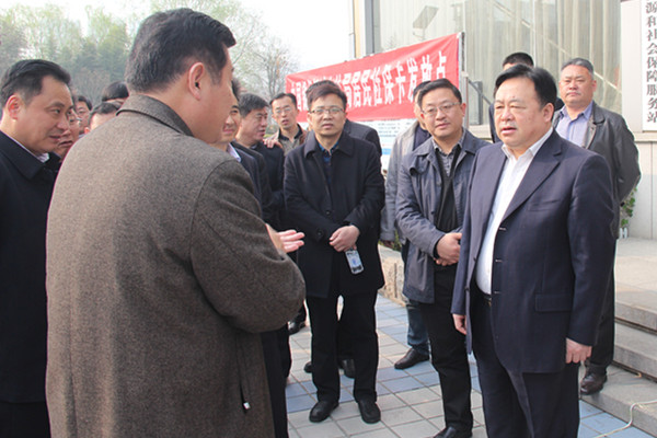 3月19日，全市社保卡发放启动仪式现场会在我村召开，市委常委、副市长李景鹏带队，各镇街镇长主任、人社所长及金融机构负责人参加。_副本.jpg