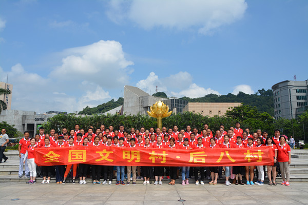 组织党员、村民代表到香港澳门参观学习_副本.jpg