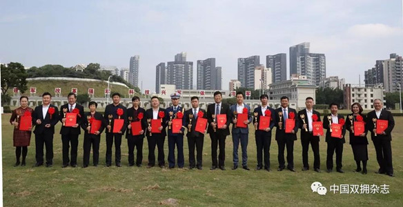 年度人物草坪大合影_副本.jpg