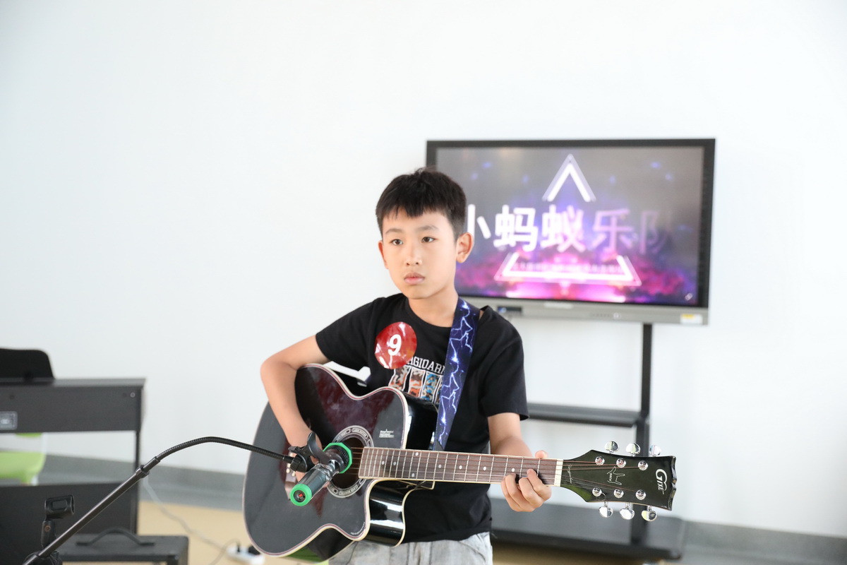 北大新世纪邹城实验学校小蚂蚁乐队海选现场 (8).JPG