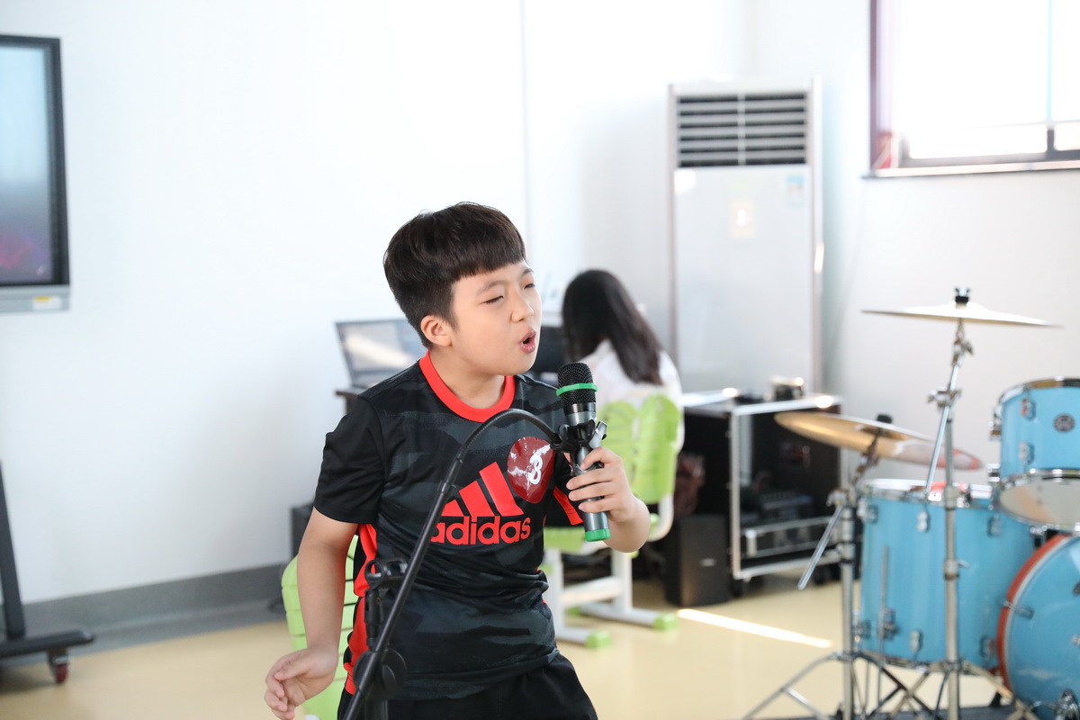 北大新世纪邹城实验学校小蚂蚁乐队海选现场 (6).JPG