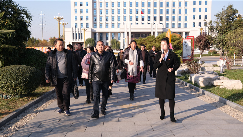 11月29日，安徽省界首市农业农林局110余人到后八里沟村学习产权制度改革经验.jpg