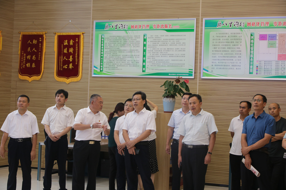 鱼台县纪委主持日常工作的副书记、监委副主任闫庆刚带队一行到后八里沟村考察学习 赵锋主任许开营书记陪同 (4)_副本.jpg