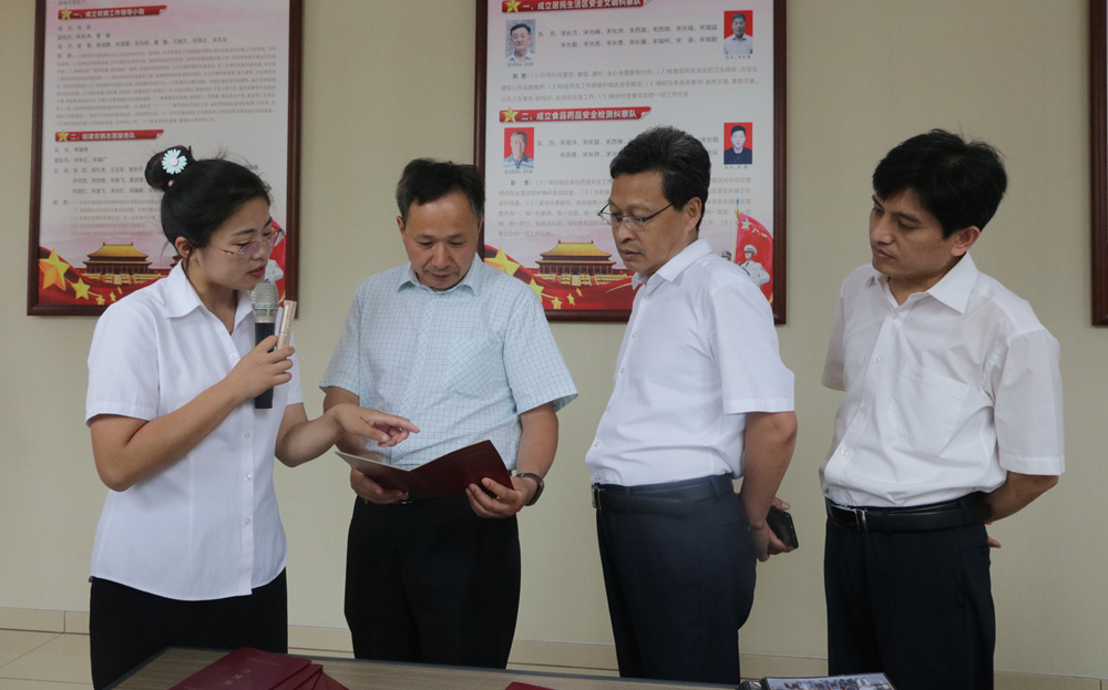鱼台县纪委主持日常工作的副书记、监委副主任闫庆刚带队一行到后八里沟村考察学习 赵锋主任许开营书记陪同 (9)_副本.jpg