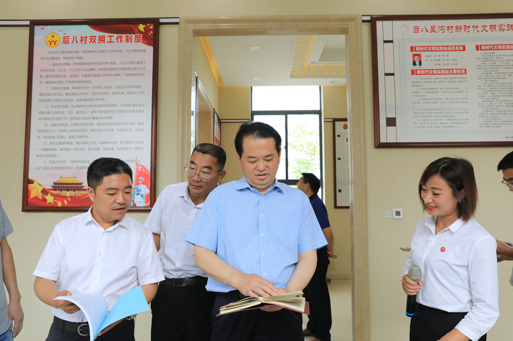 济宁市司法局党委副书记副局长国庆启一行到后八村开展“七五”普法工作调研活动 孟涛书记陪同 (18)_副本.jpg
