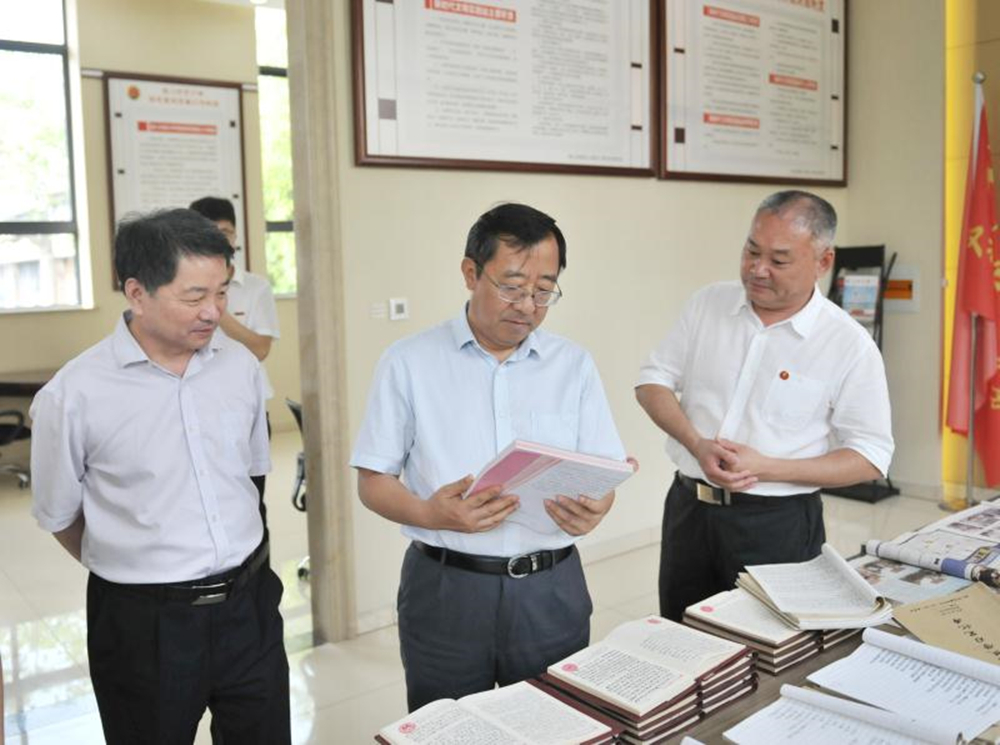 省检察院党组副书记 副检察长张振忠一行到后八村调研，济宁市检察院党组书记检察长宋晓磊陪同 (1)_副本.jpg