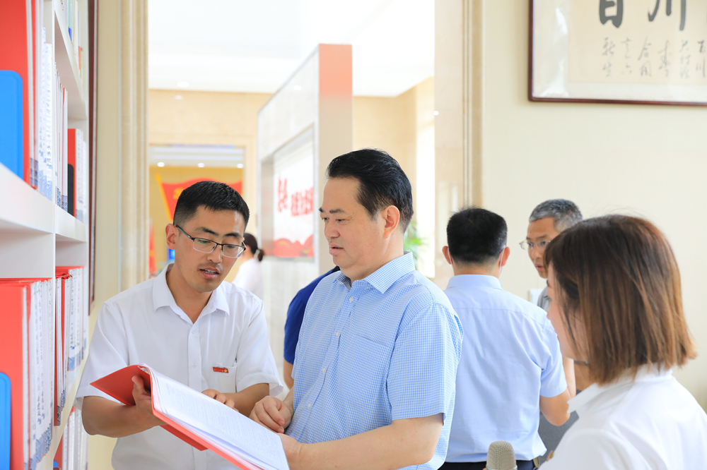 济宁市司法局党委副书记副局长国庆启一行到后八村开展“七五”普法工作调研活动 孟涛书记陪同 (3)_副本.jpg