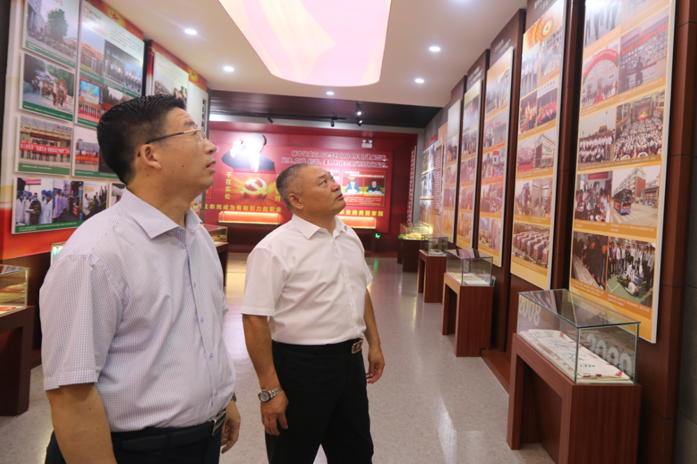 程冠军教授了解后八里沟村发展史_副本.png