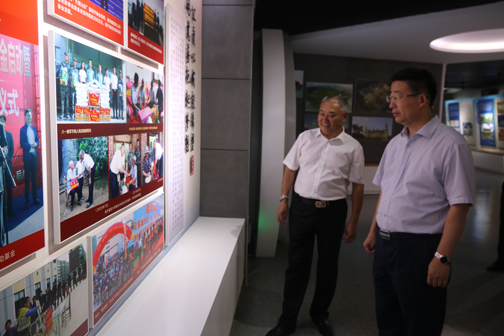 宋伟向程教授汇报后八里沟村慈善公益事业_副本.jpg