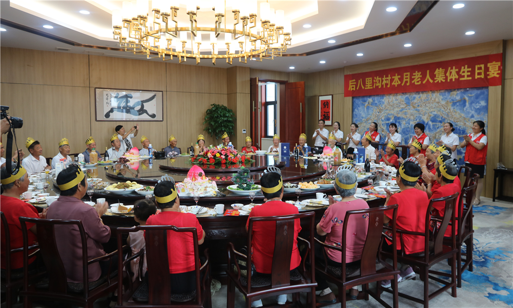 工作人员为老人同唱《生日快乐》歌_副本.jpg