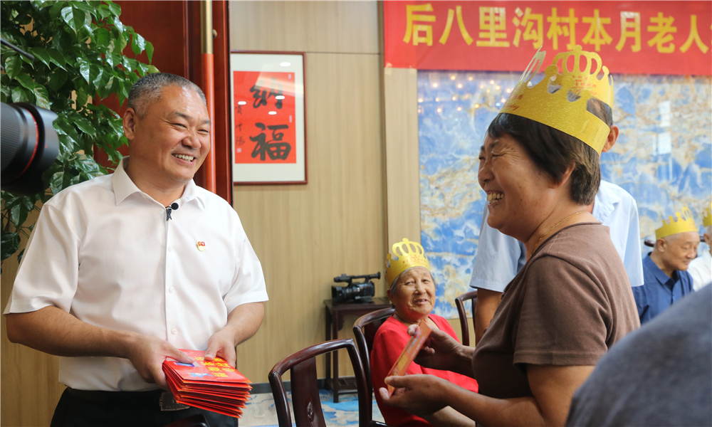 为老人发放生日贺礼_副本.jpg