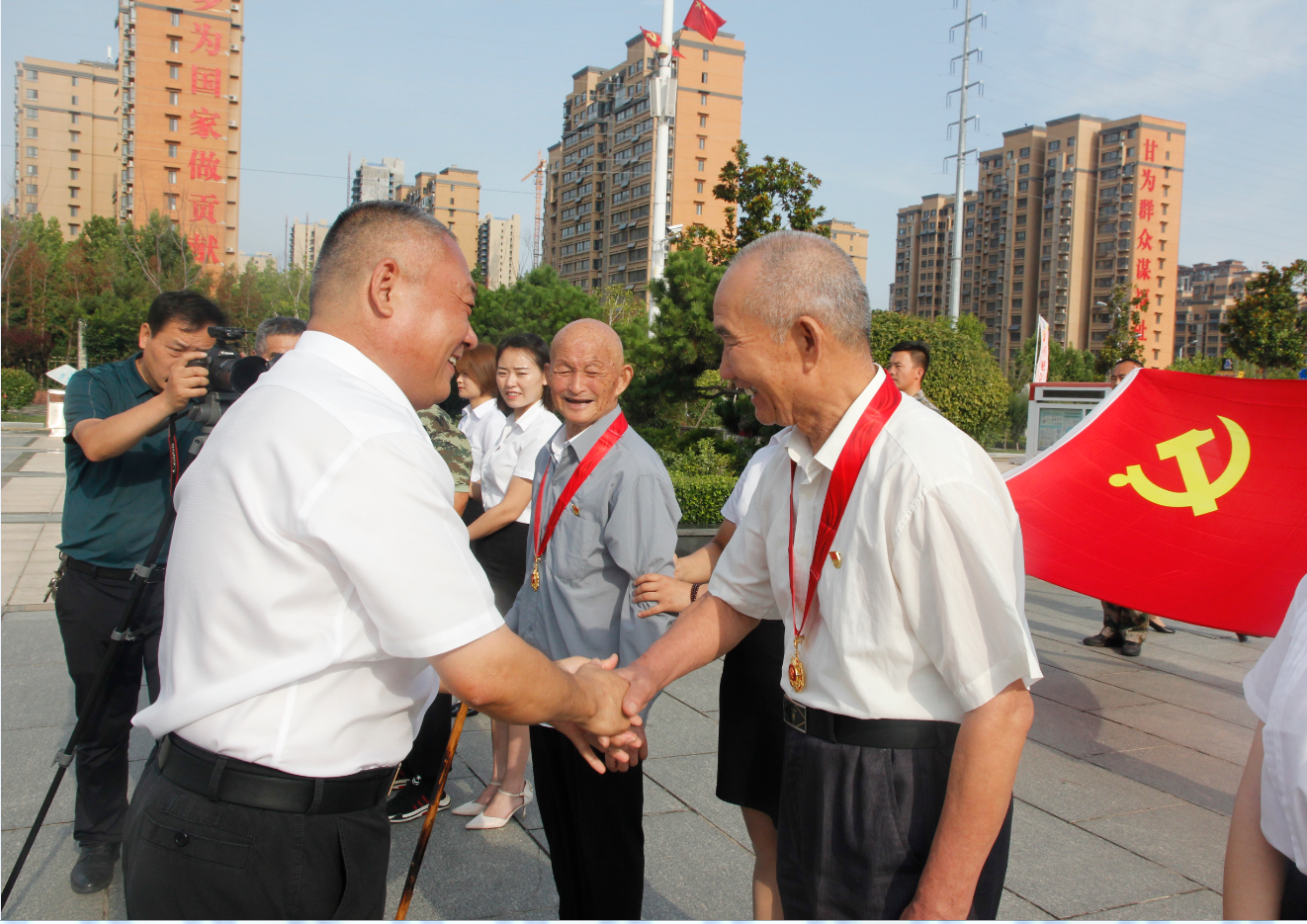 为入党50周年老党员颁发荣誉勋章.png
