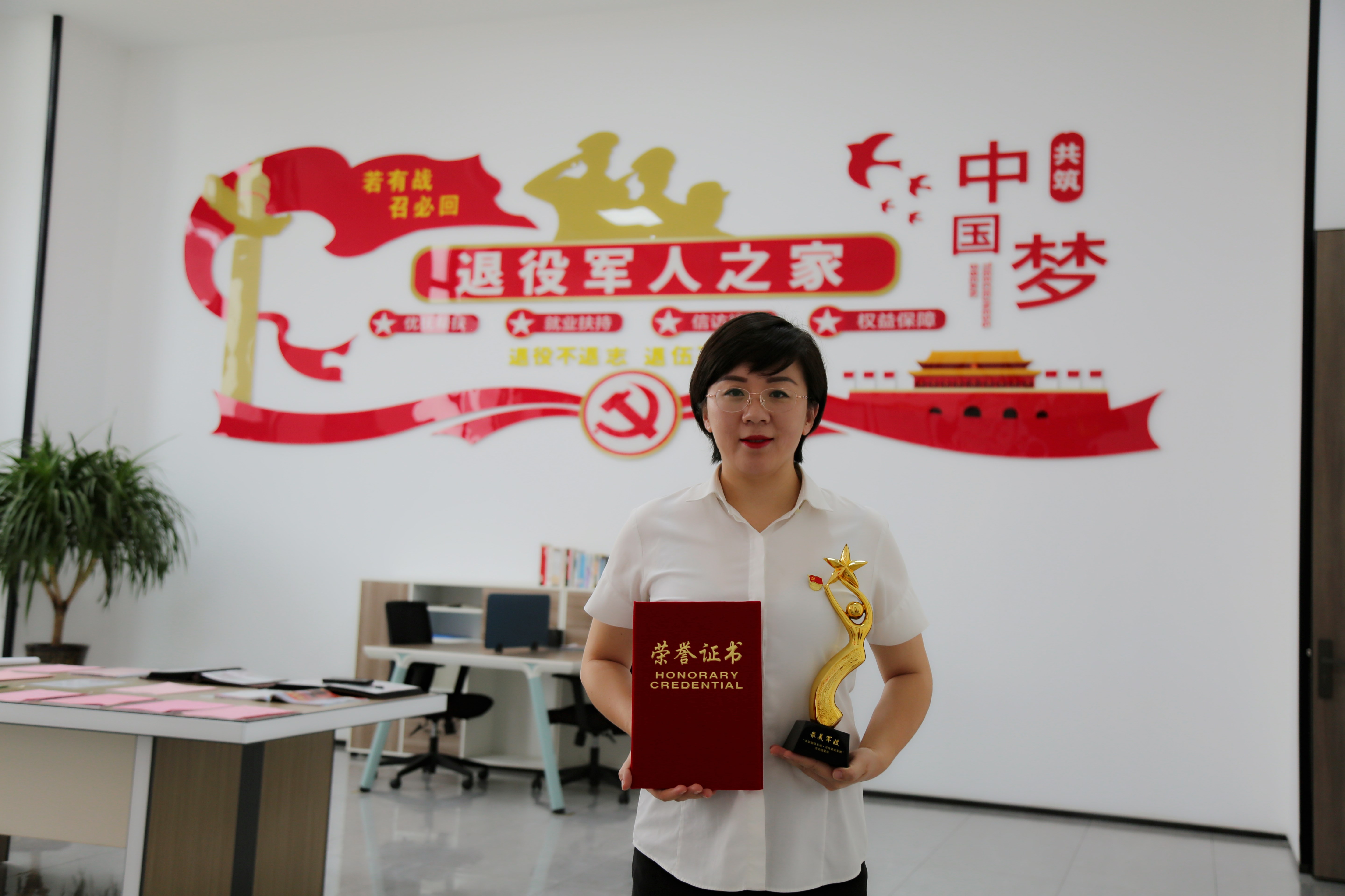 杨瑞霞荣获“最美军嫂”荣誉称号