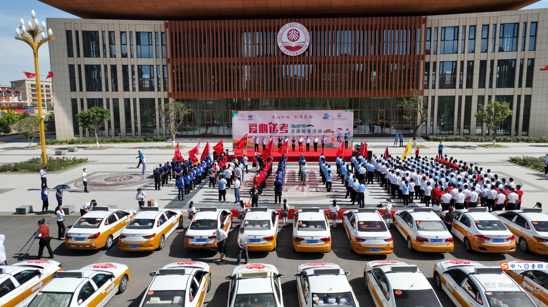2022年举办爱心送考活动，服务高考学子孙俪进入考场