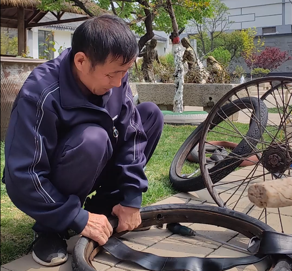后八里沟村 | 宋光胜老人为乡村振兴展览馆的老物件进行义务维修